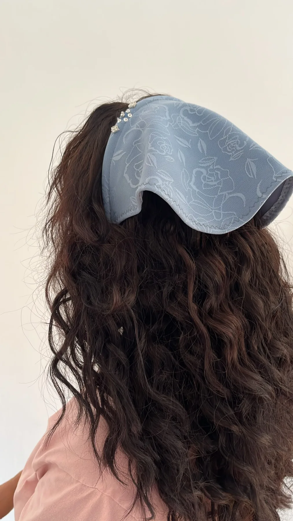 Batic Lung Bleu cu Model Discret – purtat pe model, vedere alternativă 3