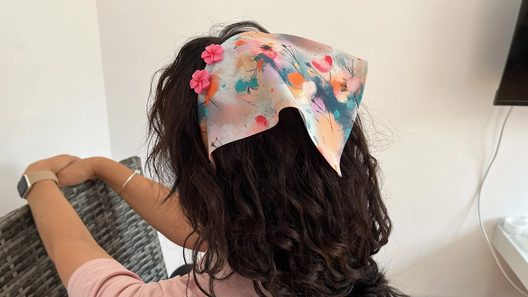 Batic Lung Floral Pastel cu Floare Roz – purtat pe model, vedere alternativă 2