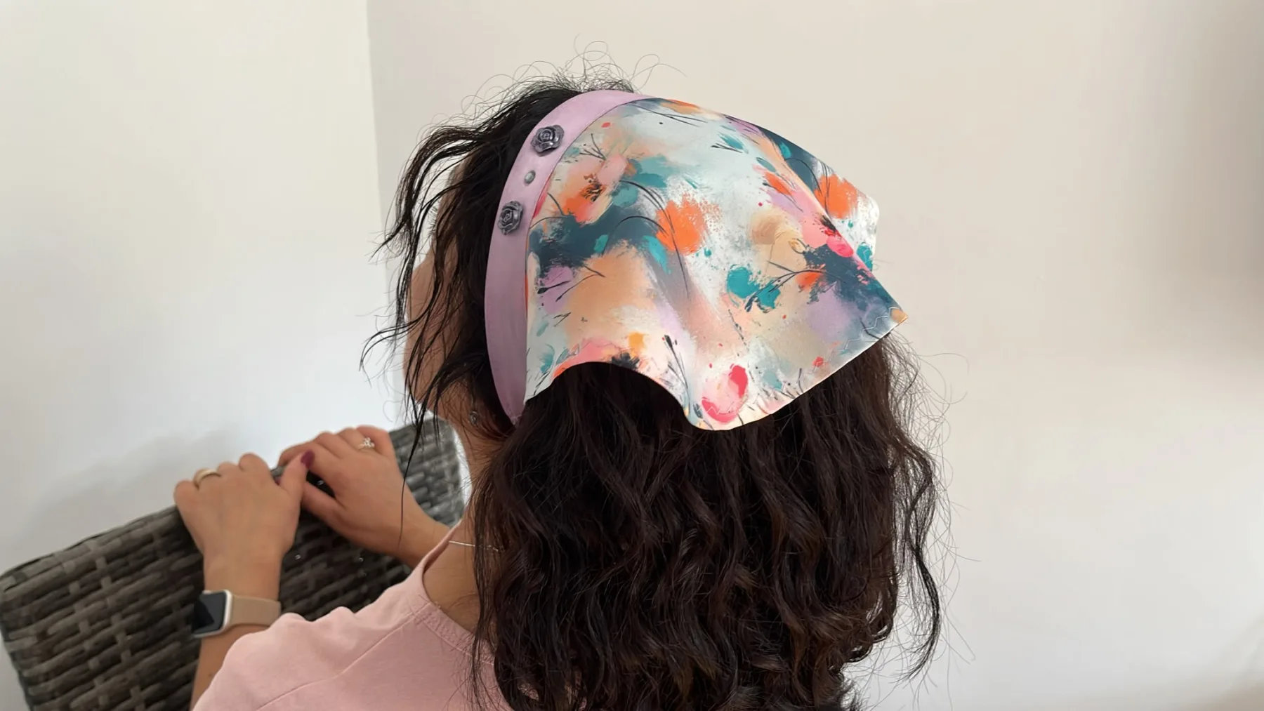 Batic Lung Floral Multicolor – purtat pe model, vedere alternativă 2