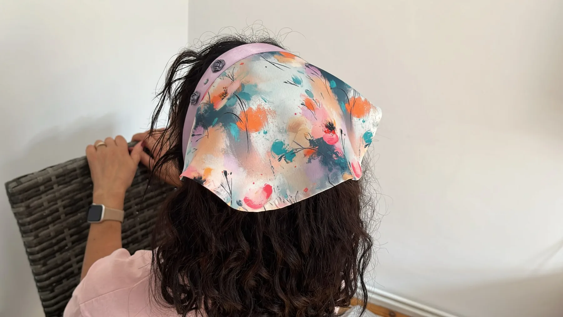 Batic Lung Floral Multicolor – purtat pe model, vedere alternativă 3
