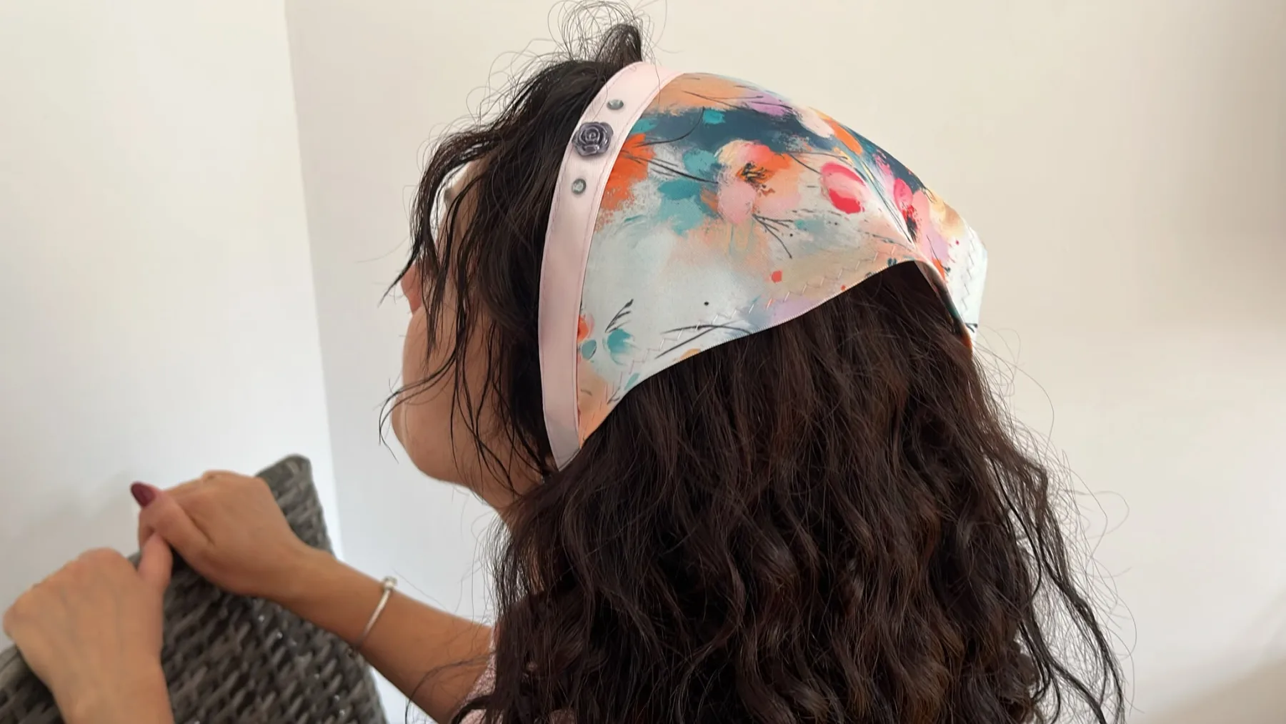 Batic Lung Floral Multicolor – purtat pe model, vedere alternativă 4