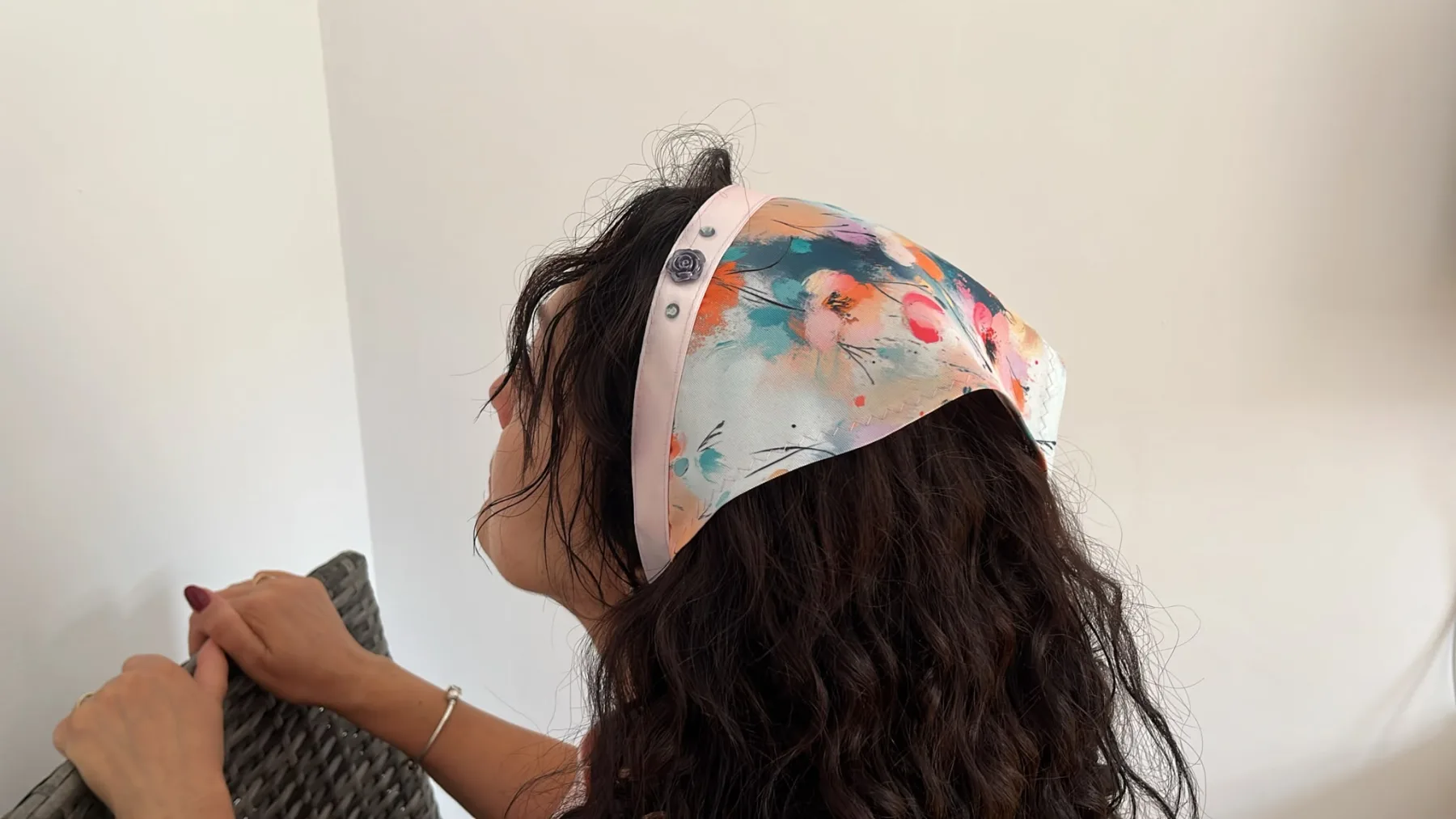 Batic Lung Floral Multicolor – purtat pe model, vedere alternativă 5