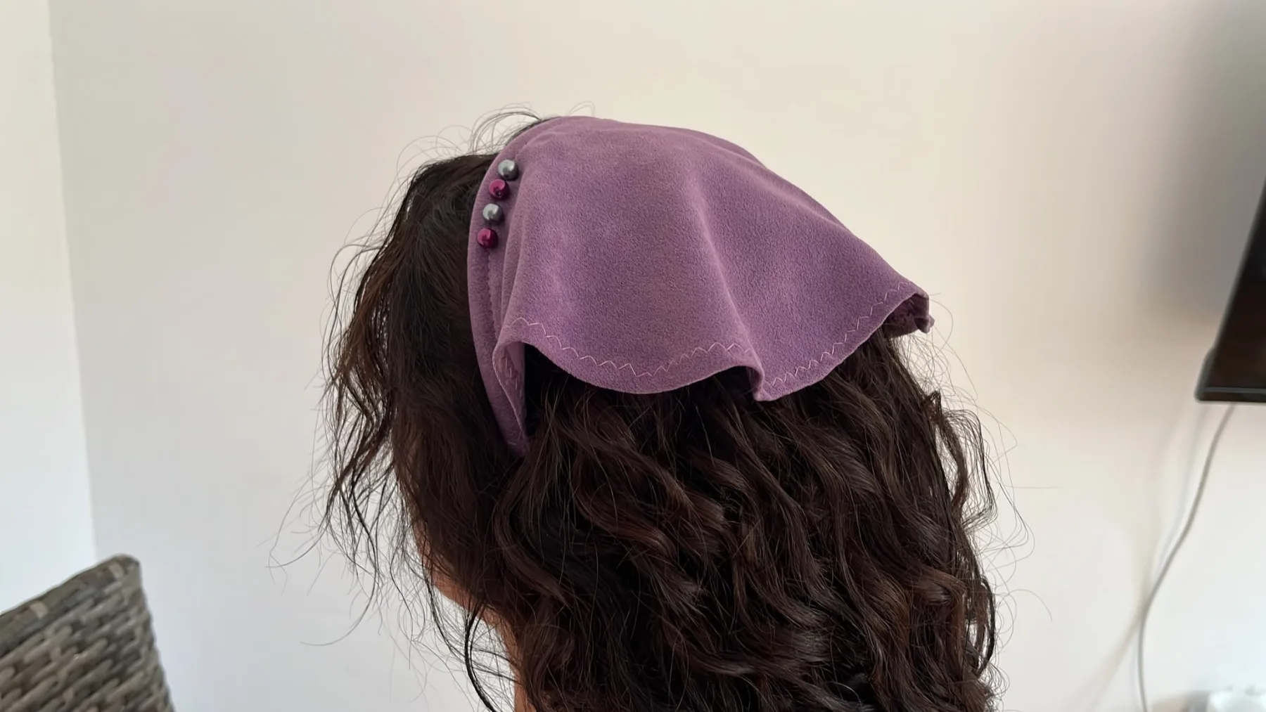 Batic Scurt Lila cu Accente Florale – purtat pe model, vedere alternativă 3
