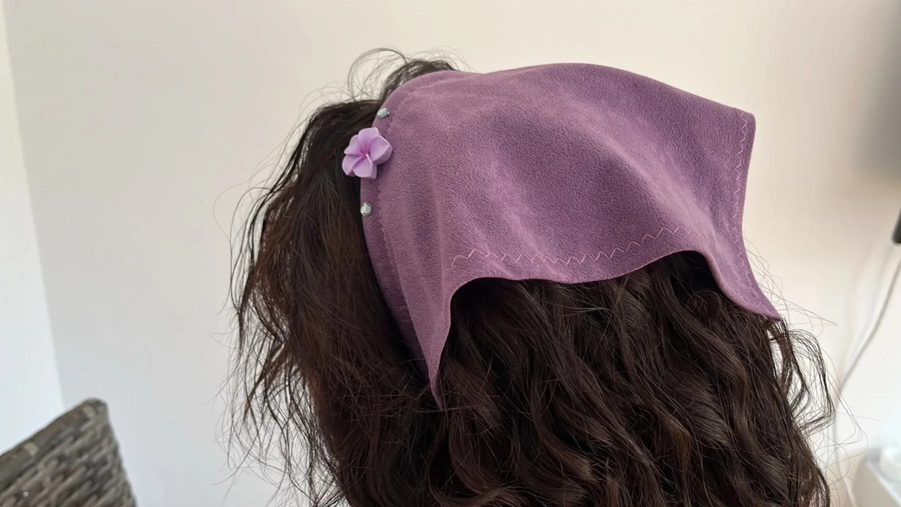Batic Scurt Lila cu Accente Florale – purtat pe model, vedere alternativă 4