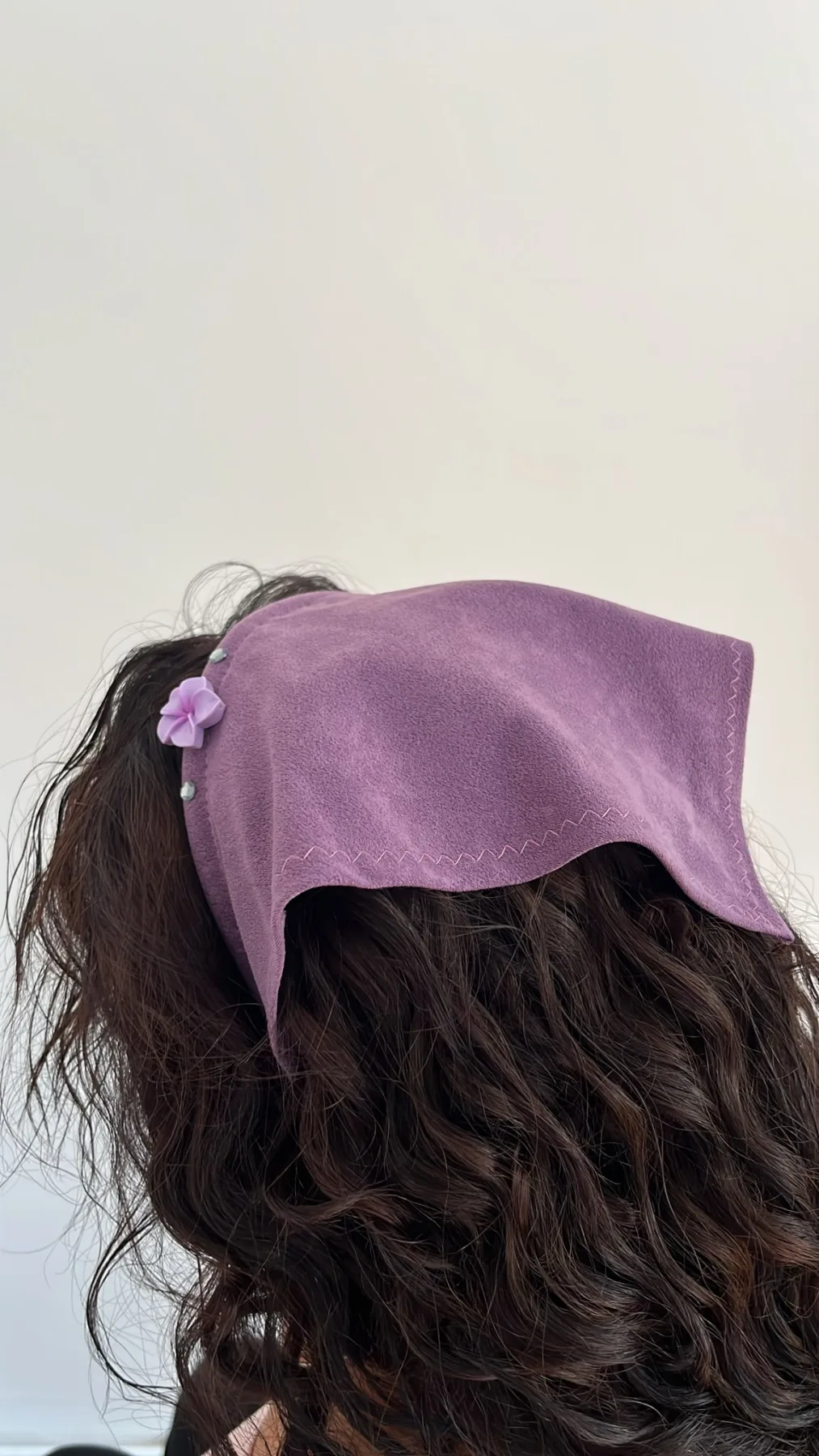 Batic Scurt Lila cu Accente Florale – purtat pe model, vedere alternativă 5