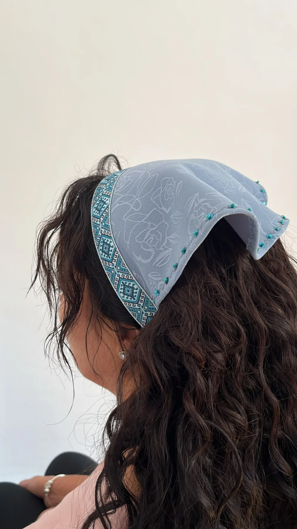 Batic Scurt Bleu cu Model Paisley – purtat pe model, vedere alternativă 2