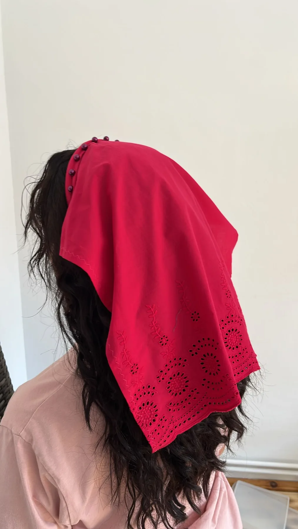 Batic Scurt Roșu cu Broderie Ton pe Ton – purtat pe model, vedere alternativă 2