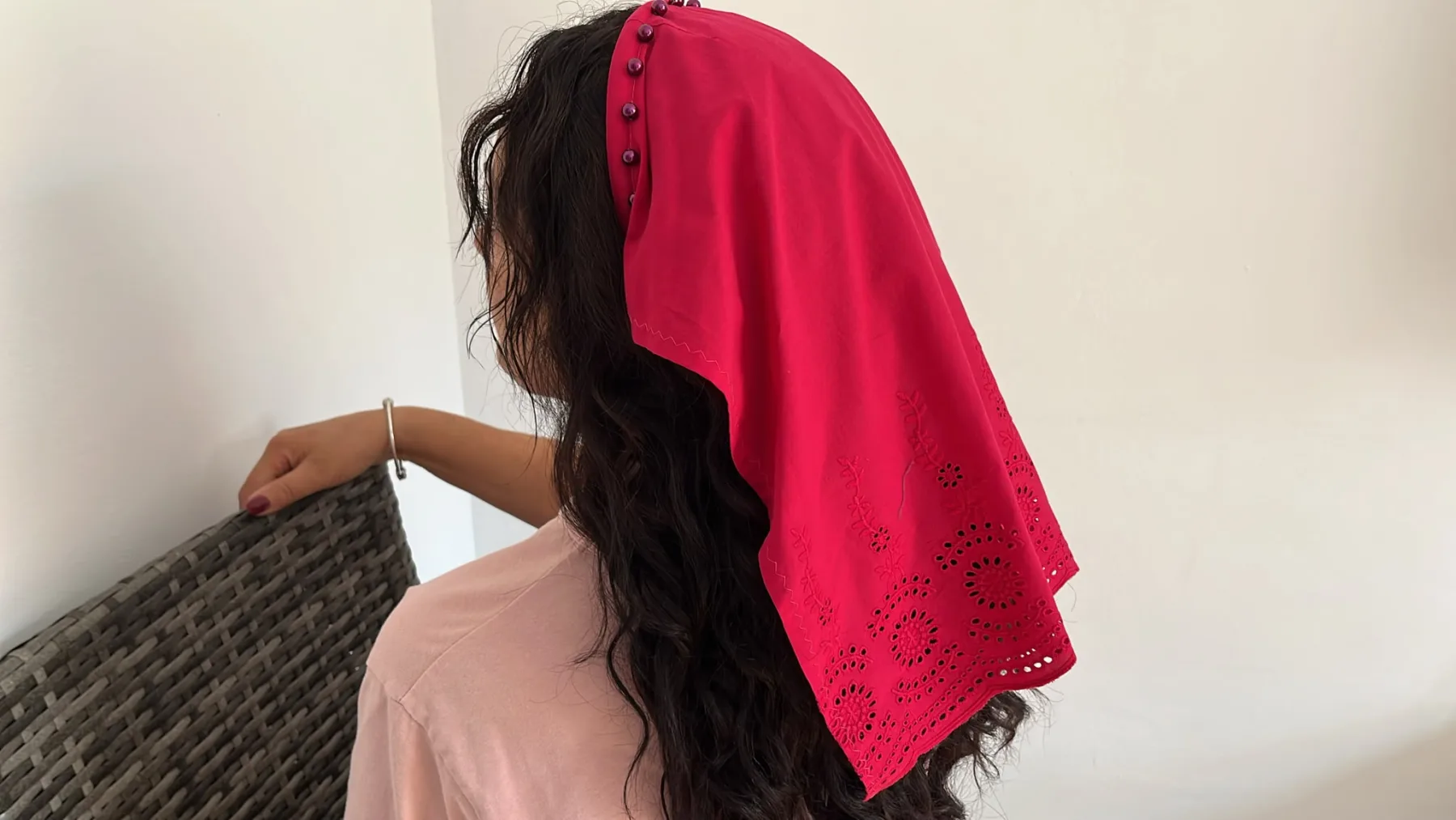 Batic Scurt Roșu cu Broderie Ton pe Ton – purtat pe model, vedere alternativă 3