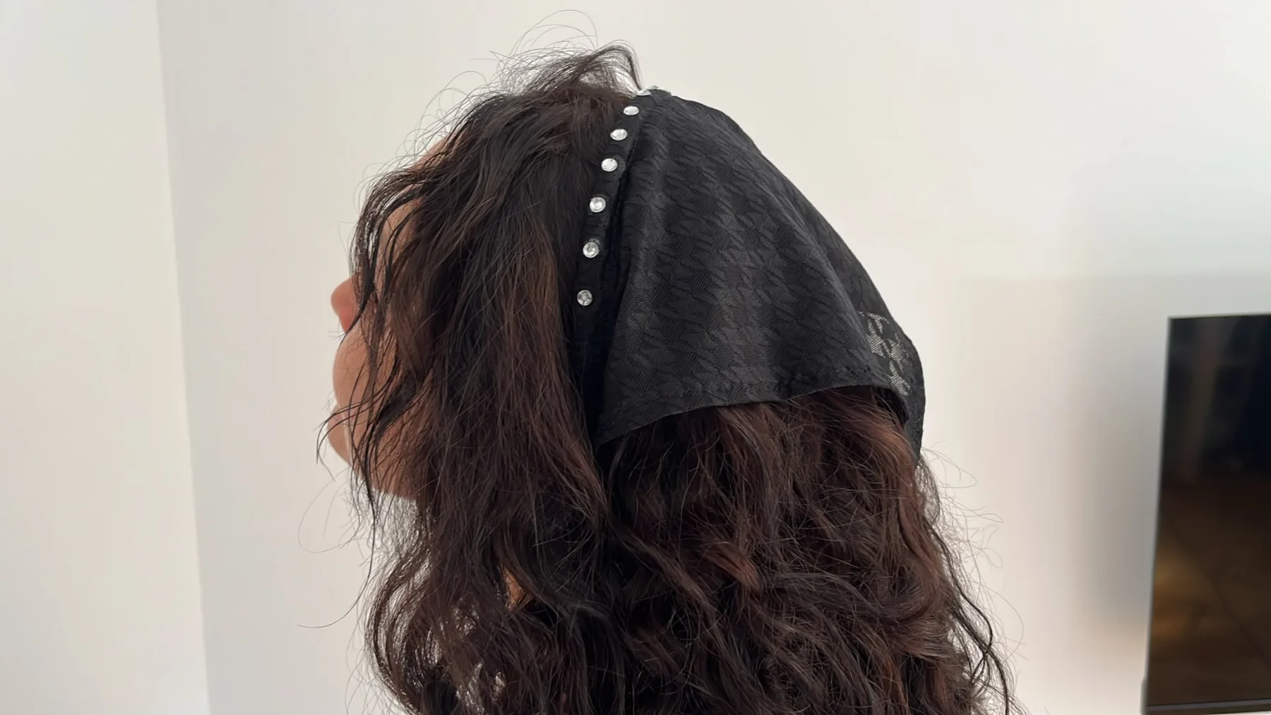 Batic Scurt Negru cu Perle – purtat pe model, vedere alternativă 2