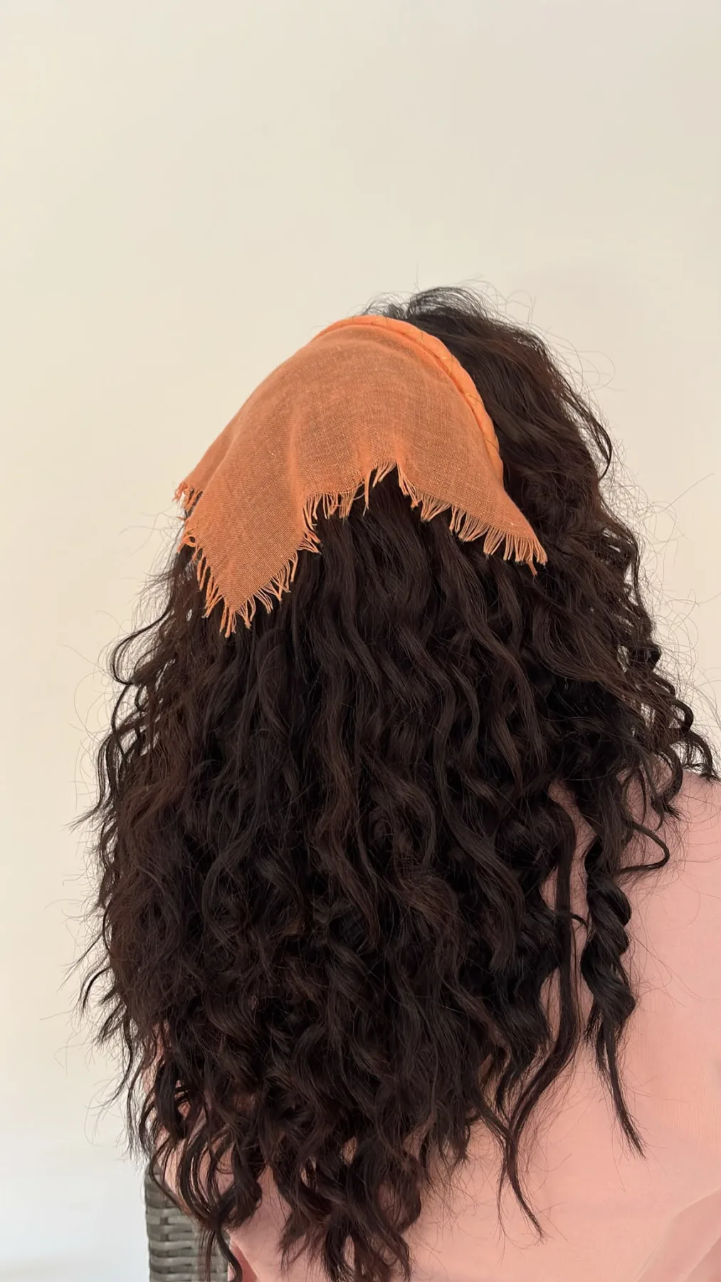 Batic Scurt Coral cu Margine Franjurată – purtat pe model, vedere alternativă 3