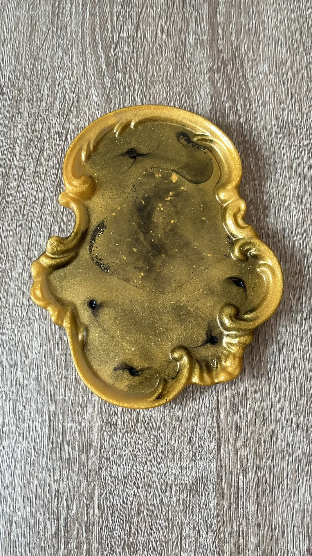 Tavă Decorativă Aurie cu Formă Barocă
